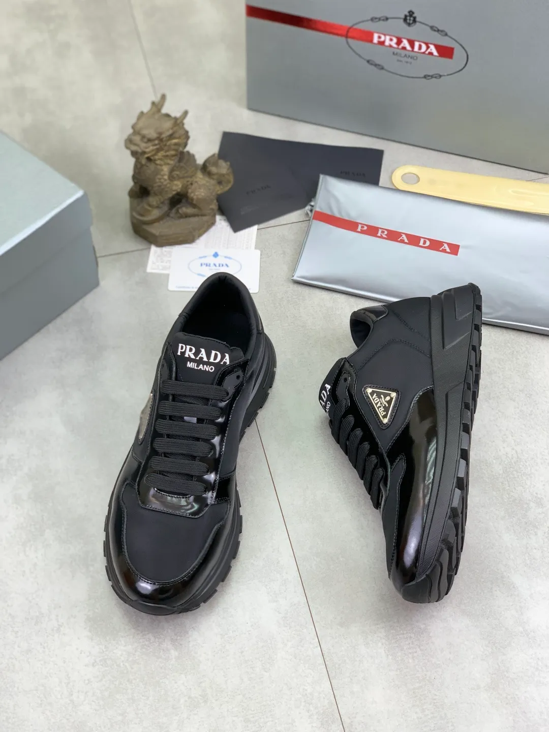 Men's shoes 💰P540 new (higher version) new PRADA (Prada) classic models are on the market at the same time, new men's shoes, 😘fabrics are selected from original imported calfskin. First layer of imported cowhide lining. The original version is awesome! 👍🏿Original open-molded non-slip PU outsole, with exquisite lines, simple and elegant, super comfortable and classy on foot, suitable for leisure travel. Code number: 38-45 (46 customized) 2️⃣ colors available